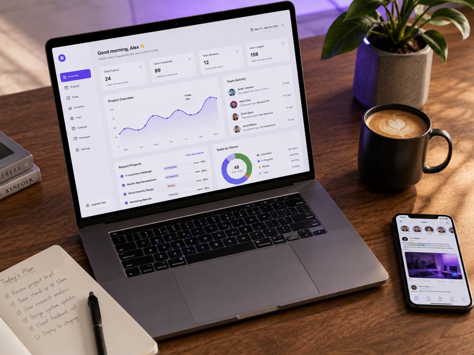 Escritorio moderno con portátil mostrando un dashboard, smartphone, café y libreta — transformación digital del negocio